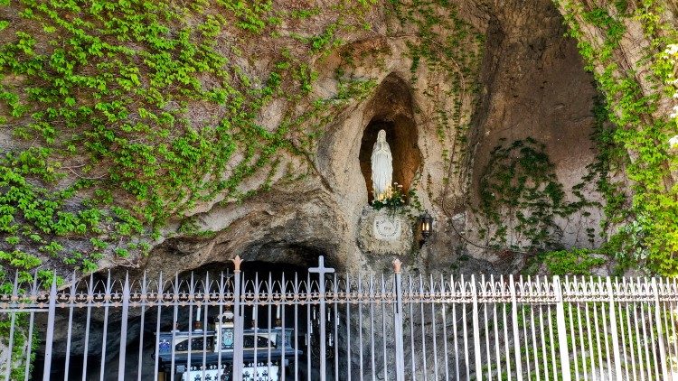 Die Lourdes-Grotte in den Vatikanischen Gärten mit dem Altar, der bis 1958 am Ort der Erscheinungen aufbewahrt wurde, als er dem ehemaligen Apostolischen Nuntius in Paris, Johannes XXIII. geschenkt wurde