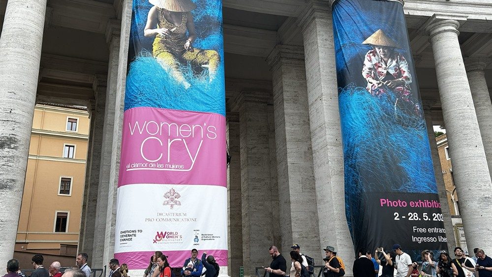 2-28 maj ställs 26 fotografier ut på Petersplatsen på kvinnor från världens utkanter”. Fotoutställningen Women’s cry organiseras av Världsförbundet för katolska kvinnoorganisationer (WUCWO) tillsammans med Dikasteriet för kommunikation. 