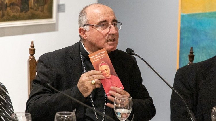 O cardeal Daniel Sturla participou, entre outras atividades, de uma mesa redonda realizada no Museu Histórico Nacional de Montevidéu. (Foto: Arquidiocese de Montevidéu)