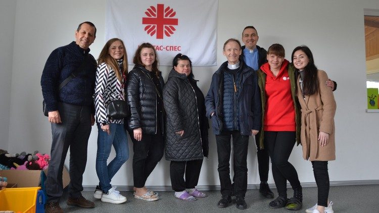 Członkowie charkowskiego Caritas-Spes, w tym ks. Wojciech Stasiewicz, wraz z odwiedzającymi Ukrainę z pomocą ks. Lucą Bovio i ks. Leszkiem Kryżą, 3 maja 2023