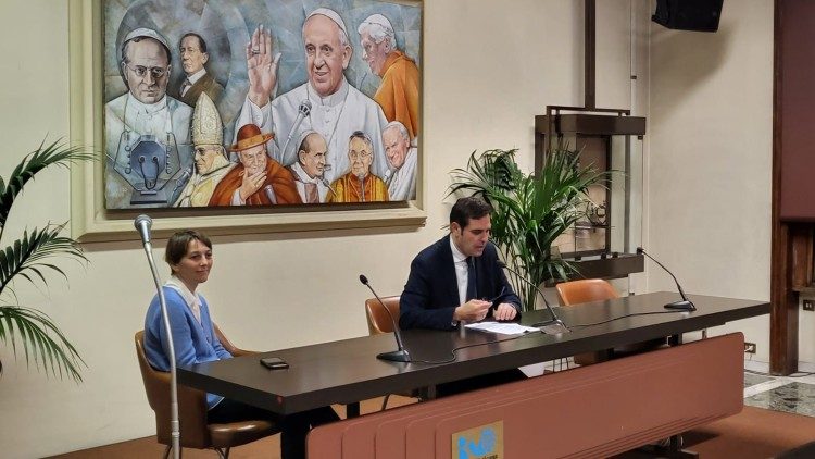 S radom medija Svete Stolice upoznali su ih zamjenik direktora uredništava u Dikasteriju za komunikaciju Alessandro Gisotti i ravnateljica Teološko-pastoralnoga odjela Nataša Govekar