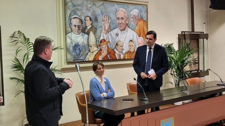 Predavanje je održano u Dvorani Marconi na Radio Vatikanu