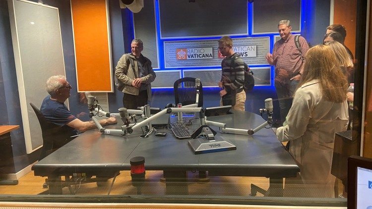 Studenti Odjela za komunikologiju razgledali su jedan od studija na Vatikanskom radiju