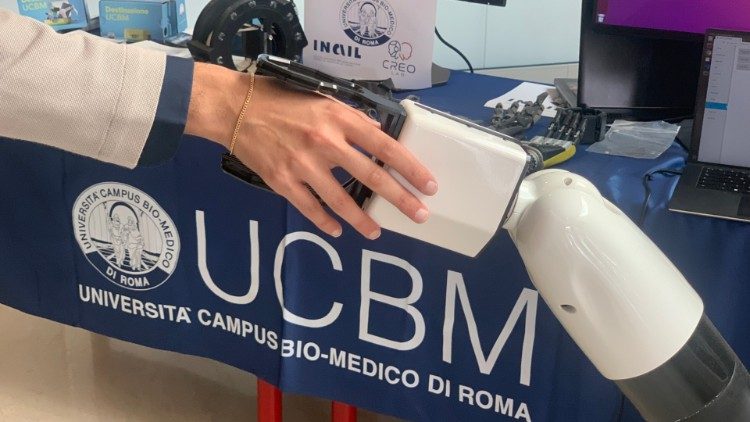 La stretta di mano di Tiago, il robot dell'Università Campus Bio-Medico