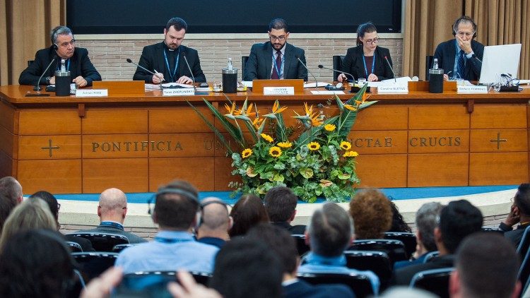 Отець Тарас Жеплінський під час семінару