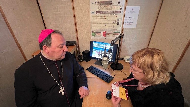 Bīskaps A. Kravalis un “Caritas Latvija” valdes priekšsēdētāja I. Švekle