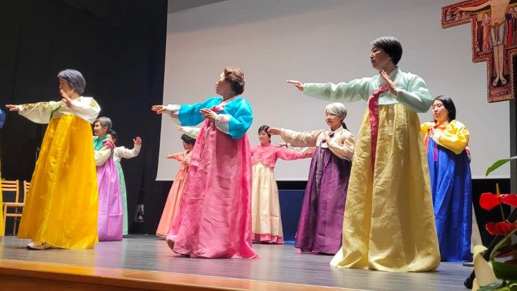 Apresentação de grupo de mulheres da Coréia do Sul, integrantes da UMOFC na primeira noite cultural da Assembleia