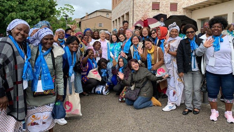 Grupo de participantes da Assembleia Geral das Organizações Femininas Católicas, em Assis (Itália)