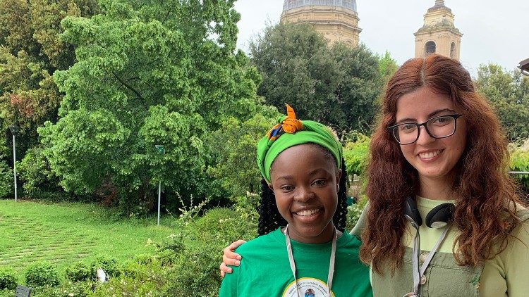 Mujeres jóvenes participantes de la Asamblea General de la UMOFC. 