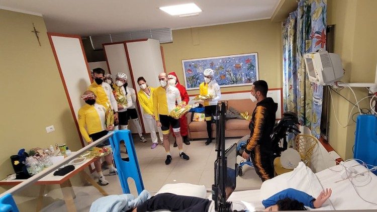 I ciclisti di Athletica Vaticana al Giro d'Italia per il Bambino Gesù