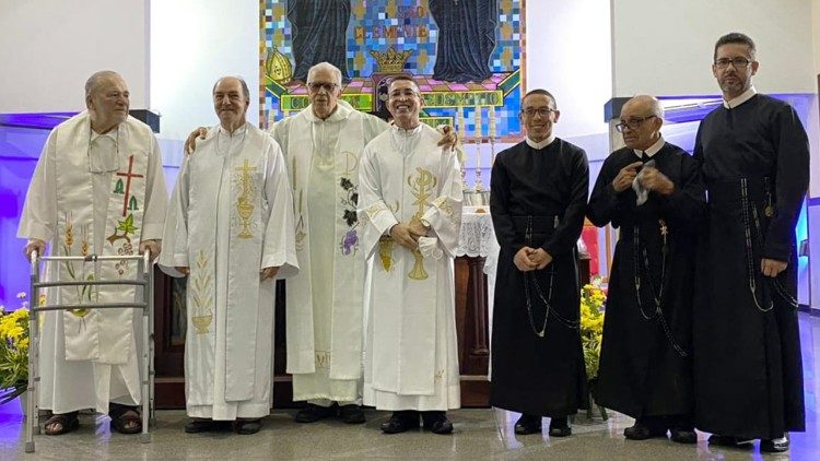 Padre Élio em comunidade