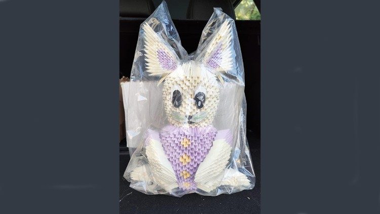 Un coniglietto di carta realizzato con la tecnica degli origami del detenuto di Trani