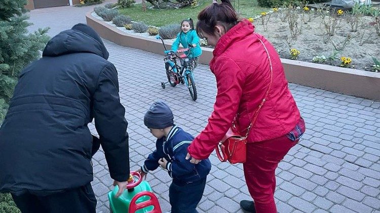 Bambini giocano nel cortile del convento (Photo credit: Private Archives)