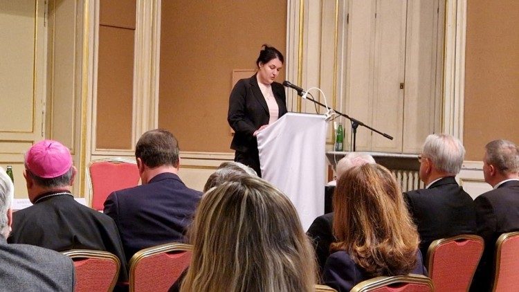 T&oacute;th Krisztina megnyitja a ki&aacute;ll&iacute;t&aacute;sokat