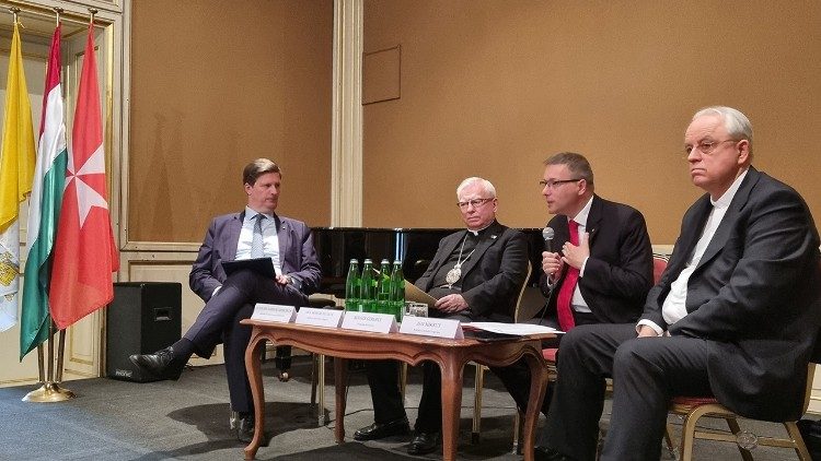 Kerekasztal-besz&eacute;lget&eacute;s