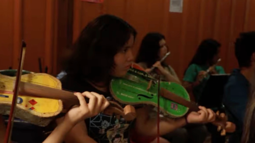 De la basura a la música que transforma
