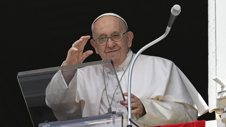 സ്വർലോക രാജ്ഞി ആനന്ദിച്ചാലും എന്ന പ്രാർത്ഥന സന്ദേശത്തിനിടെ പാപ്പാ 