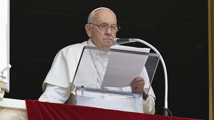 സ്വർലോക രാജ്ഞീ ആനന്ദിച്ചാലും  പ്രാർത്ഥന നയിക്കുന്ന പാപ്പാ.   