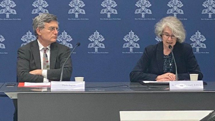 S. Becquart: obecność w przestrzeni wirtualnej wymaga stałego rozeznania