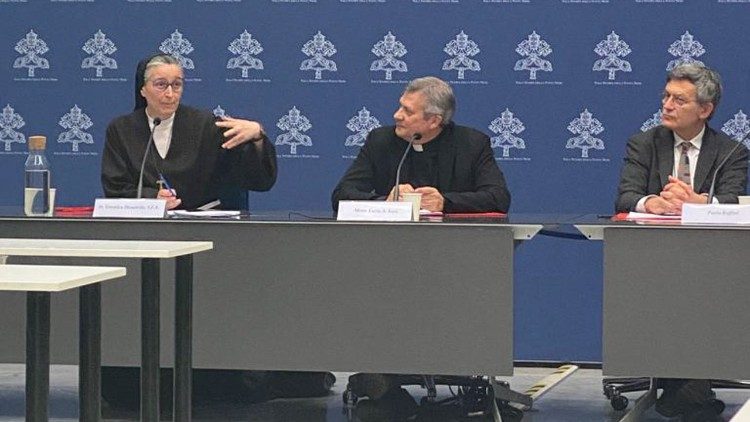 വത്തിക്കാൻ വാർത്താവിനിമയ ഡിക്കാസ്റ്ററി തയ്യാറാക്കിയ   "സമ്പൂർണ സാന്നിധ്യത്തിലേക്ക്" എന്ന പ്രമാണ രേഖയുടെ പ്രകാശനചടങ്ങിൽനിന്ന്