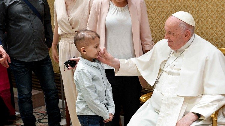 Ferenc pápa a Wroclaw-ból érkezett rákbeteg gyermekekkel