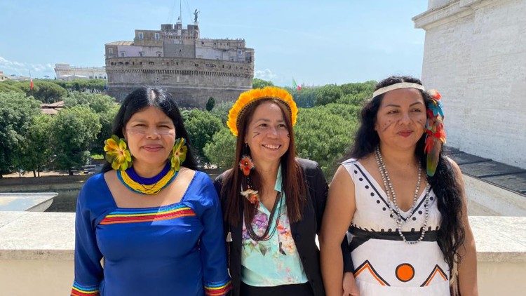 Visita das três mulheres indígenas à Rádio Vaticano
