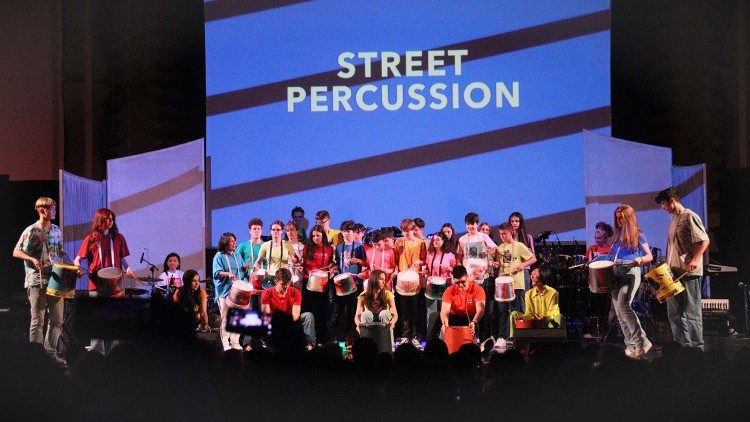 Partecipanti ai laboratori artistici organizzati durante il tour (© Gen Verde)