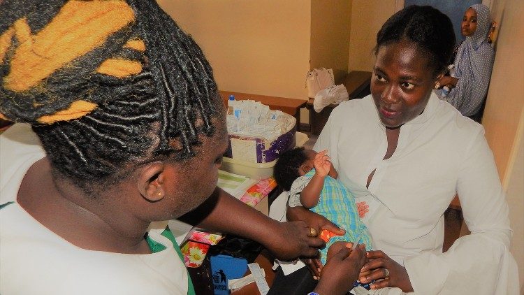 Un bambino riceve un’iniezione