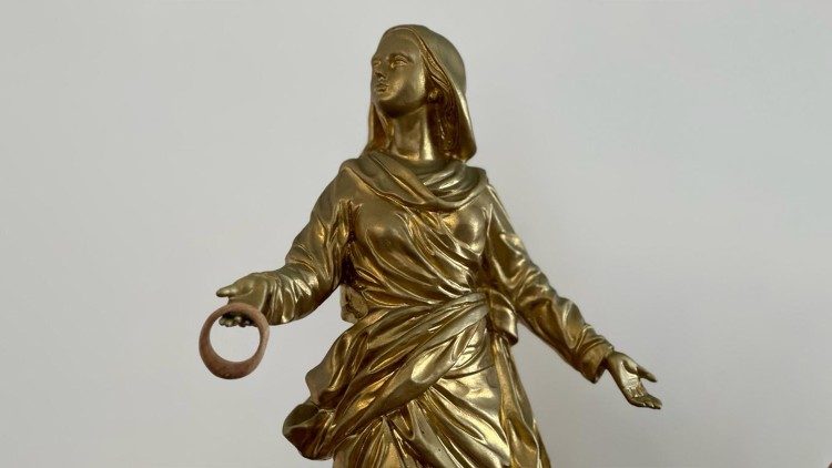 L'anello di legno nelle mani di Maria