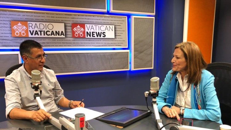 Monica Santamarina nos estúdios da Rádio Vaticano