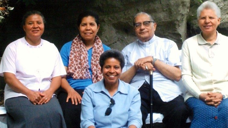 Algumas das  Irmãs da Fraternidade Rainha dos Corações com o fundador, Cardeal Dom Ivan Dias