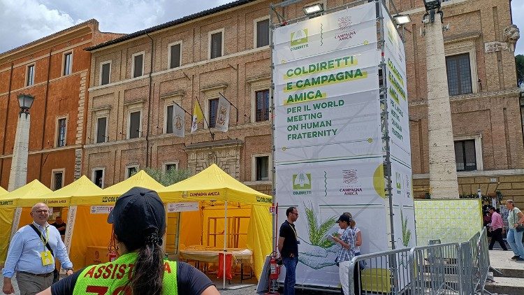 Lavori in corso in Via della Conciliazione per l'allestimento degli stand della Coldiretti