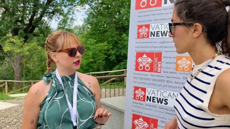 Envera e Gala nello studio mobile di Radio Vaticana - Vatican News allestito a Rondine