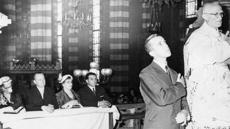 Una immagine di Jorge Mario Bergoglio da giovane