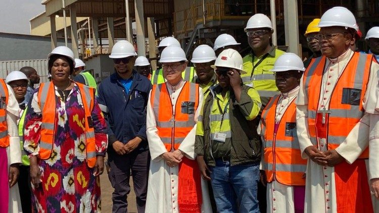 Il cardinale nella miniera di rame a Kolwezi