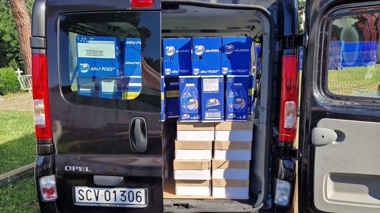 Un carico di saponi e viveri