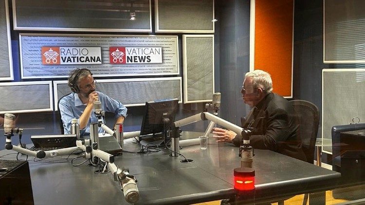 Le cardinal Hollerich dans les studios de Radio Vatican