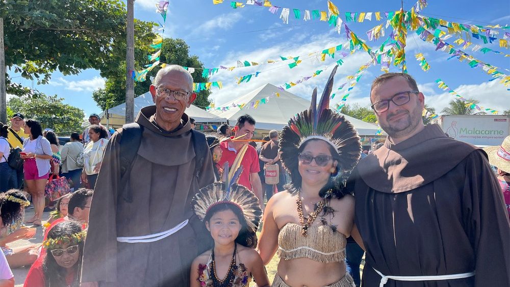 Franciscanos com representantes indígenas