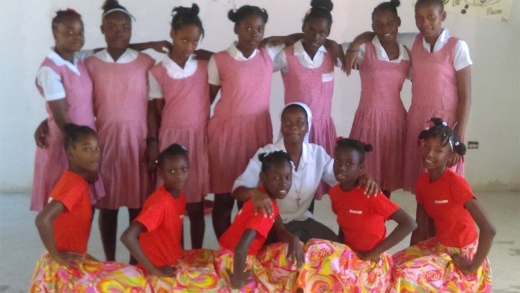 Uczennice po przedstawieniu tanecznym