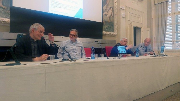 La presentazione di questa mattina a Bologna del libro "Papi e Media" di monsignor Dario Edoardo Viganò con il cardinale Matteo Maria Zuppi