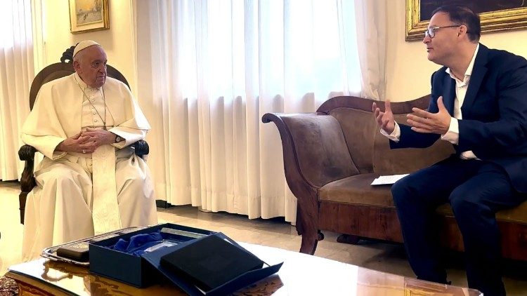 Jaka Bizilj u Papieża Franciszka podczas przekazania Ojcu Świętemu nagrody Cinema for Peace, 27 czerwca 2023