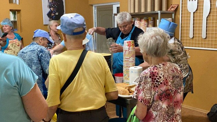 El limosnero distribuyendo víveres