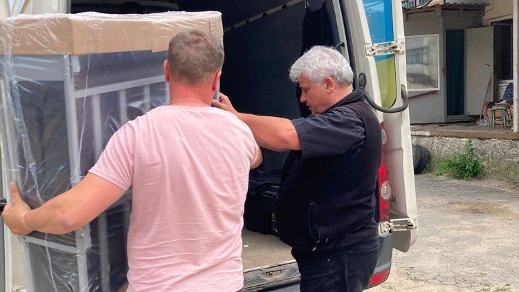 El transporte de las camas a las zonas inundadas