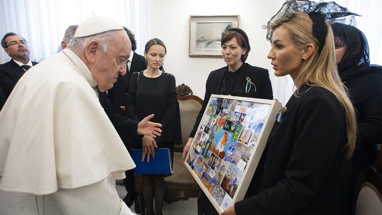 Papa com delegação da Associação das esposas dos diplomatas ucranianos na Casa Santa Marta