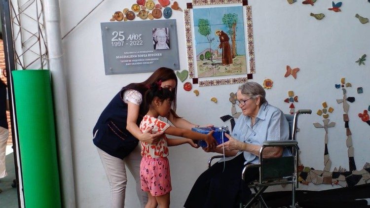 Tribute to Sister Magdalena Sofía Kissner - now retired - on the occasion of the 25th anniversary of the St. Francis School