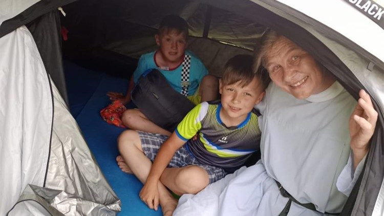 Siostra Kamila Frydryszewska z dziećmi na wakacjach 