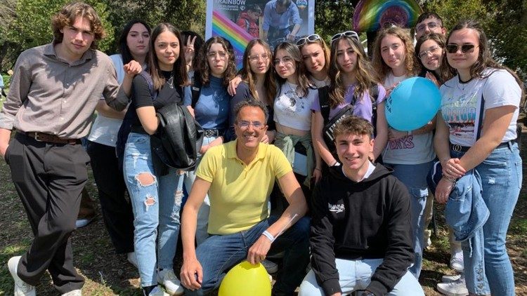 Emanuele Santi con alcuni giovani volontari e subscribers