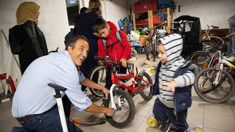 Uno dei garage di Riding The Rainbow, in primo piano Emanuele Santi