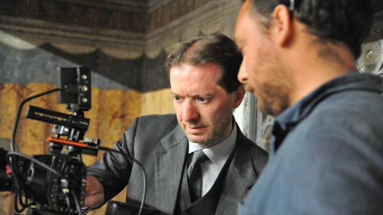 L'autore e regista Marco Zarrelli (a sinistra) mentre controlla le riprese dalla cantoria della Sistina