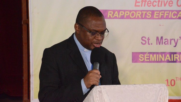 El Vicepresidente Mundial de SIGNIS, Padre Paul Samasumo, lee el mensaje del Prefecto Ruffini en la Conferencia Africana de SIGNIS sobre Migración en Kampala.